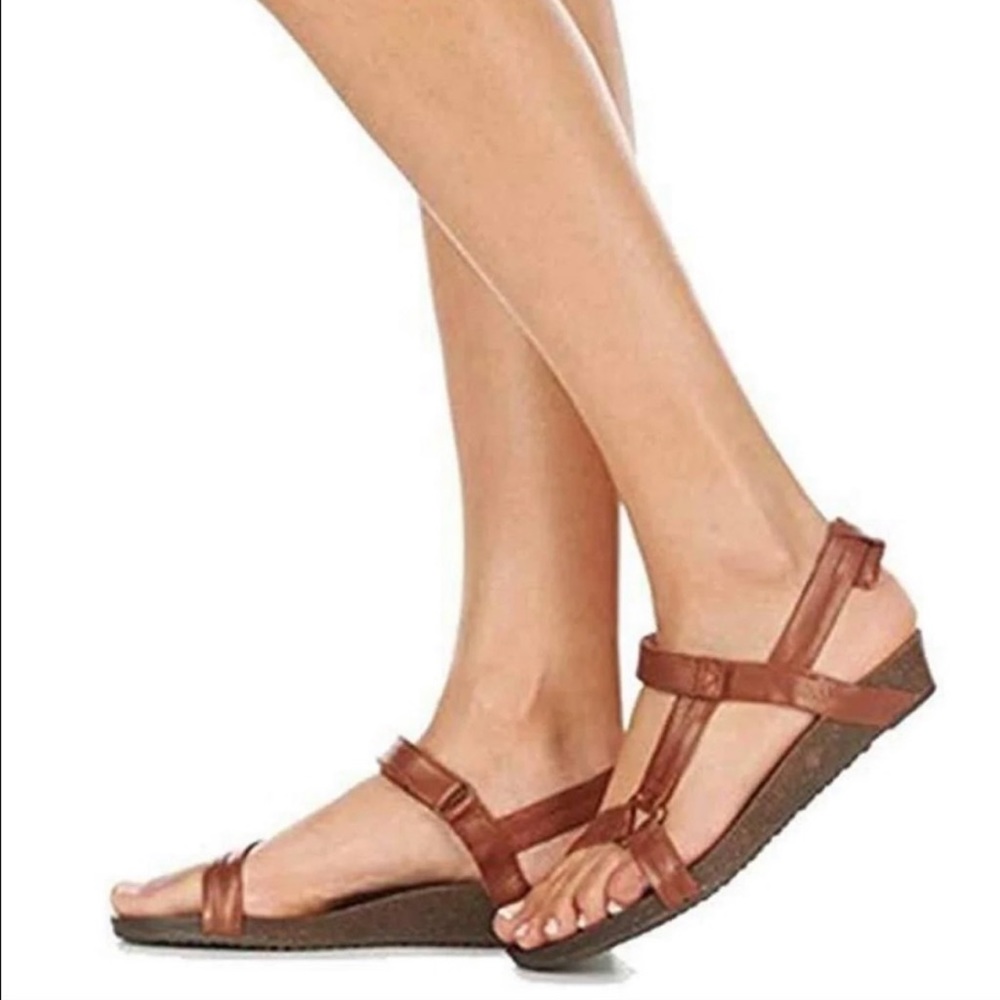 NWOB Teva Ysidro Universal sandals size 7